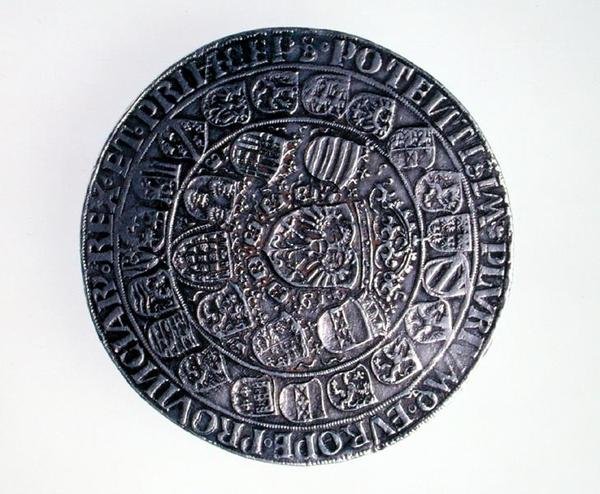 Kronungsdoppelguildiner (dubbelguldener) av kejsar Maximilian I (1493-1519), Myntverket i Antwerpen, återutgivning av ett mynt från 1509, 1517 (baksidan) (silver) (för framsidan se 168074) av Ulrich Ursentaler