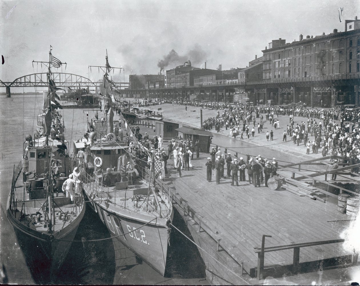 Crowd på Riverfront hälsning U.S. Navy Anti-submarine Flotilla för demonstrationsbesök. 13 juni 1919 av Unbekannt Unbekannt