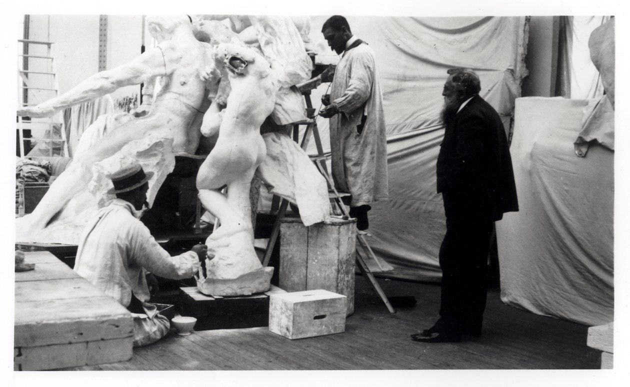 Auguste Rodin (1840-1917) i sin studio i Paris tittade på byggandet av en skulptur, 1905 av Unbekannt Unbekannt