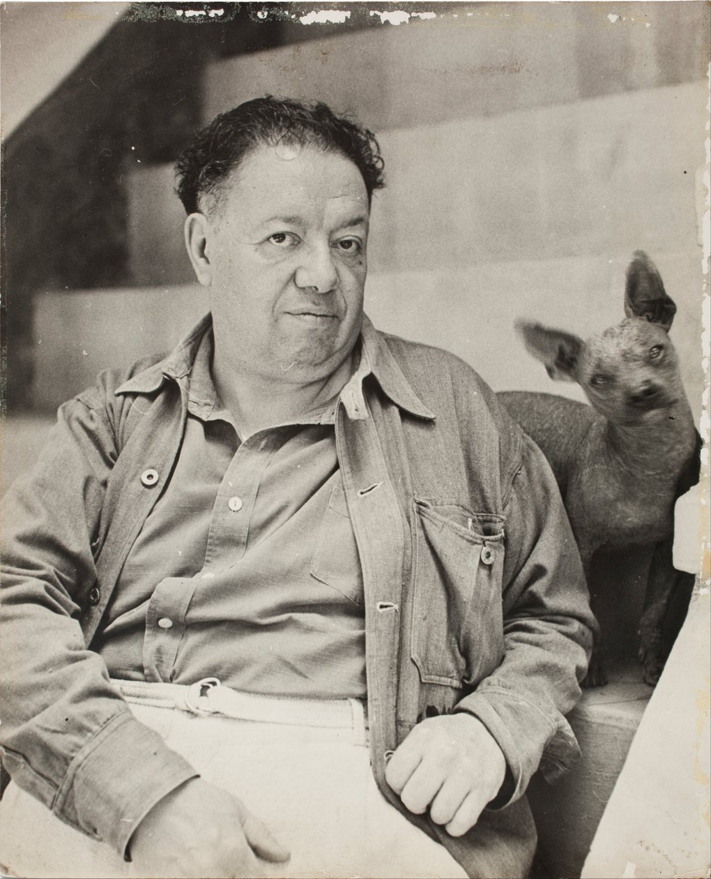 Diego Rivera med en xoloitzcuintle hund i Blå huset, Coyoacan av Unbekannt Unbekannt