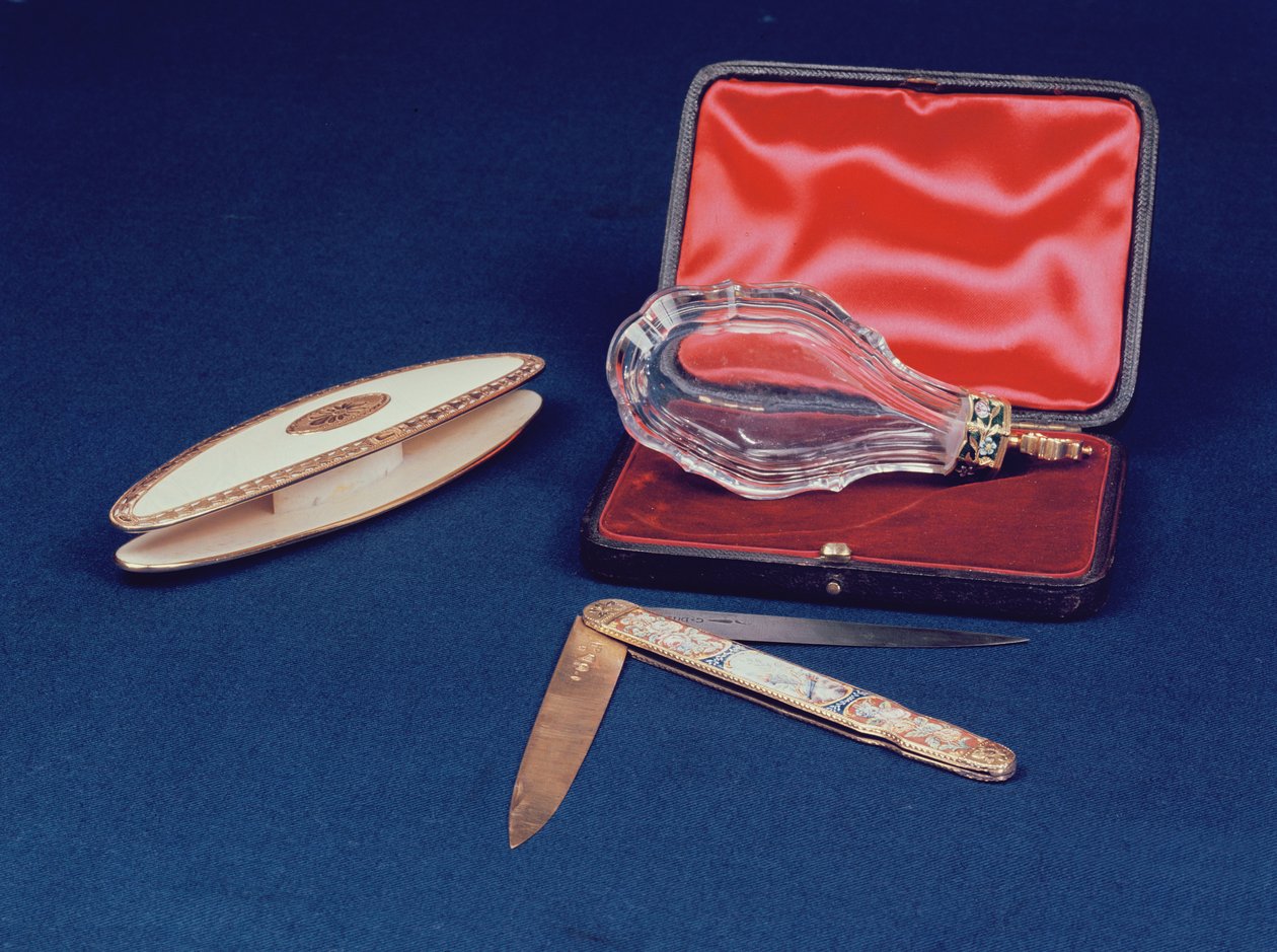 Guld- och guldmonterad doftflaska; skyttel- och spännkniv, fransk, ca 1750 av Unbekannt Unbekannt