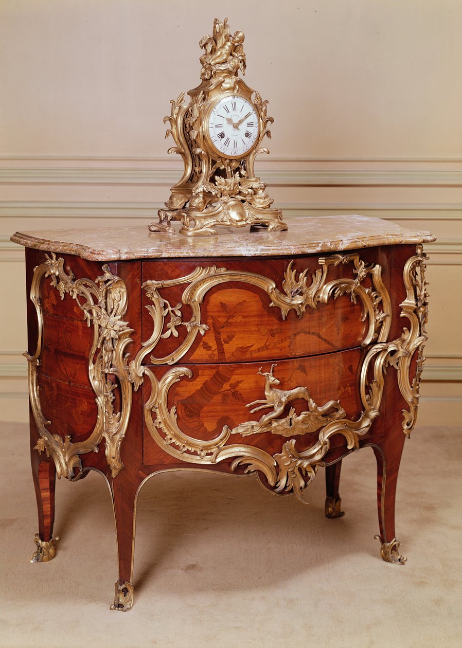 Intarsiakommod, en i ett par, fanerad i tulpan- och kingwood, Ludvig XV-period, av Bernard van Risenburgh och ormolu mantelklocka, Le Roy, 1715 av Unbekannt Unbekannt