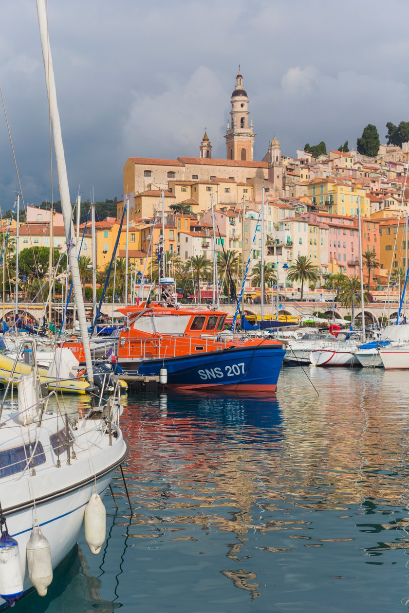 Menton, Frankrike. Utsikt över hamnen till stan. av Unbekannt Unbekannt