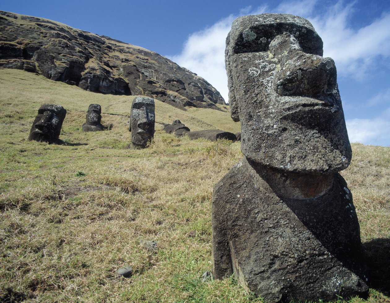 Monolitiska statyer vid Rano Raraku stenbrott, ca 1000-1600 av Unbekannt Unbekannt