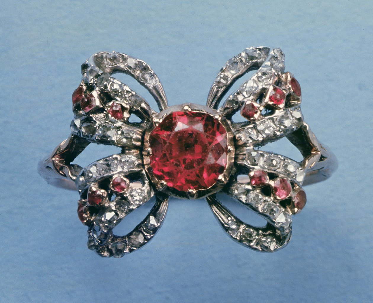 Ring i form av en rosett, c.1760 rubin och diamant av Unbekannt Unbekannt