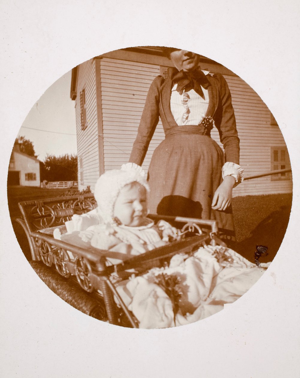 Oidentifierad fotograf - Baby i vagn, kvinna som står bakom av Unbekannt Unbekannt