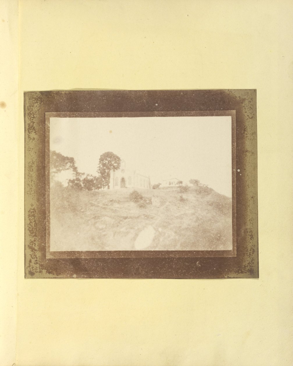Okänd tillverkare, brittiskt, aktivt Indien ca 1843 - (Long view of Two Buildings, India) av Unbekannt Unbekannt