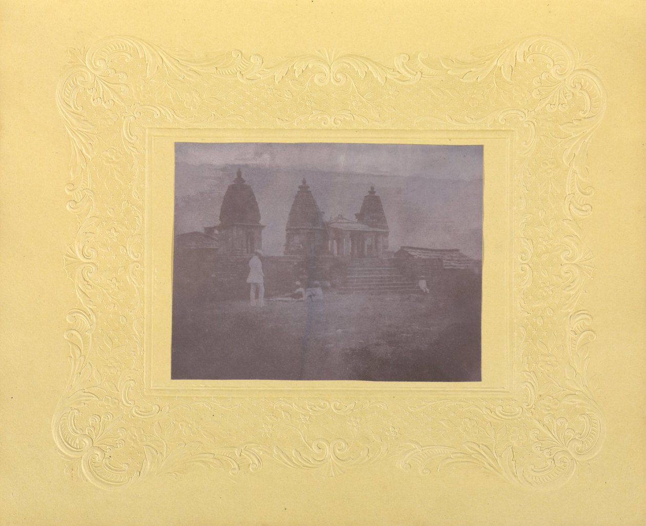Okänd tillverkare, brittisk, aktiv Indien ca 1843 - (Men Before Three Temples, India) av Unbekannt Unbekannt