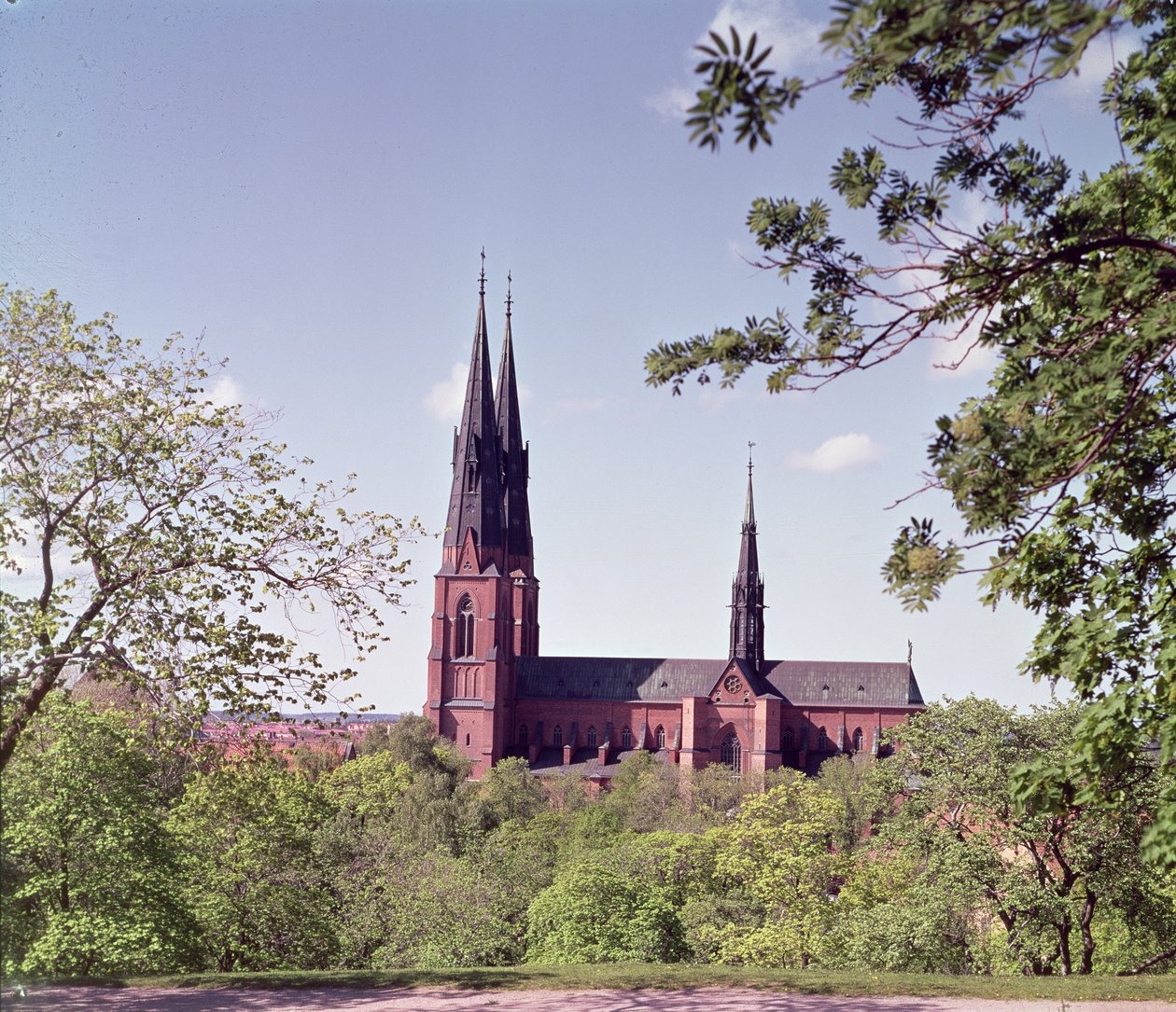 Utsikt över Uppsala domkyrka från Slottsfotot av Unbekannt Unbekannt