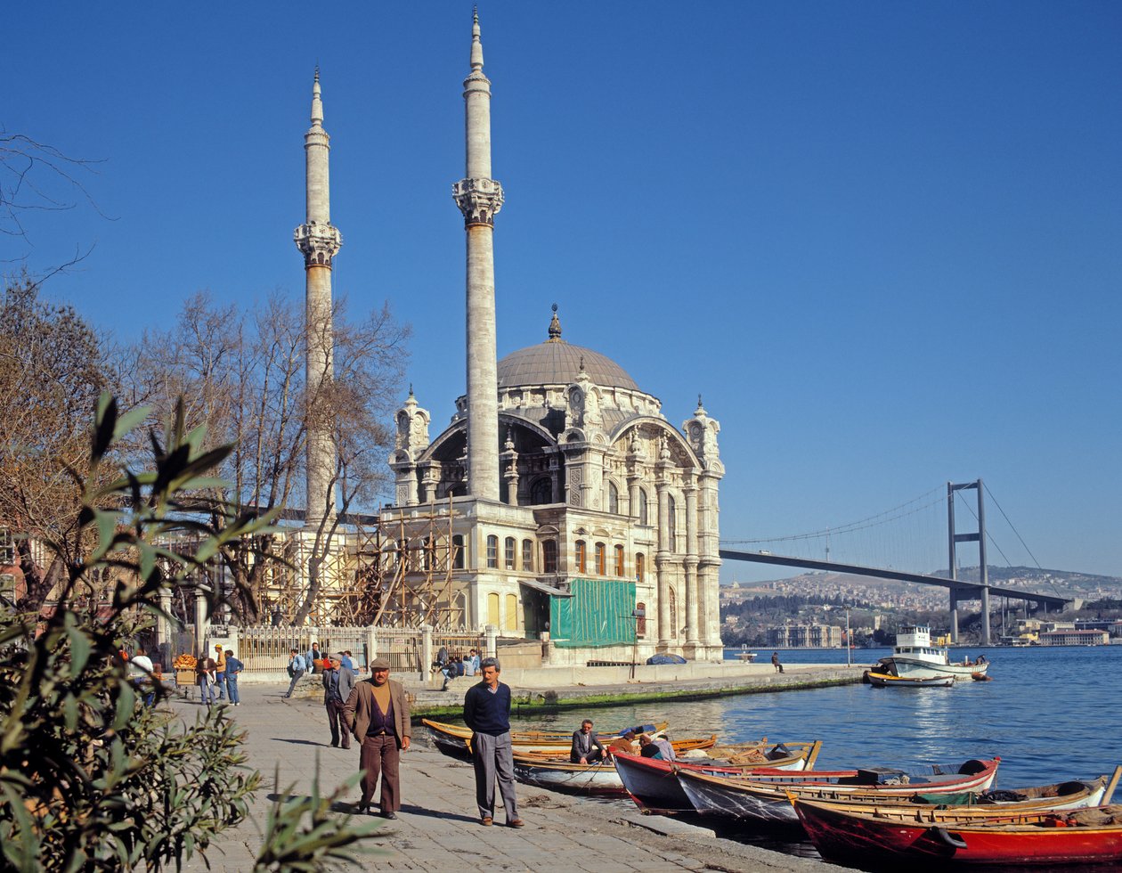 Utsikt över Abdulmecid-moskén vid Ortakoy med Bosporenbron i bakgrunden av Unbekannt Unbekannt