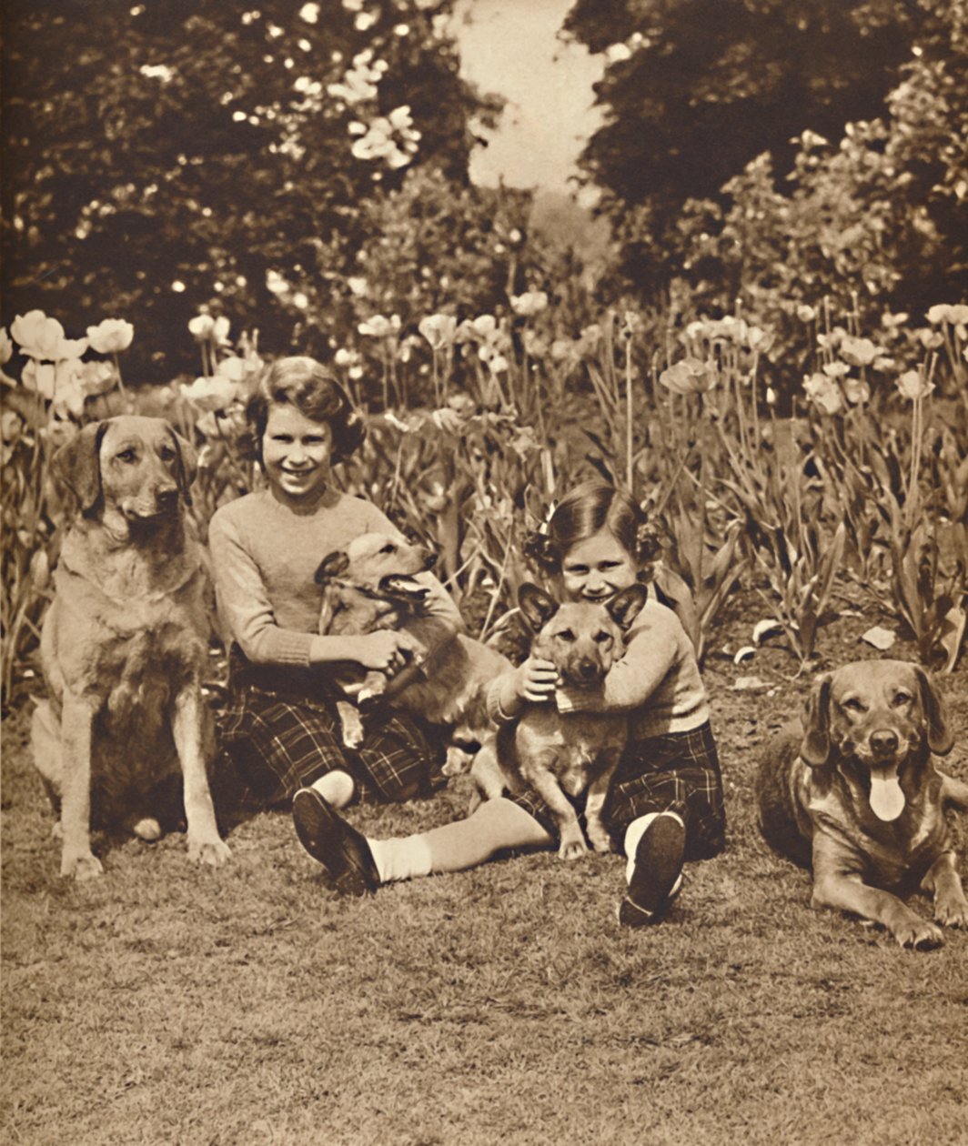 -Och vänner, prinsessorna Elizabeth och Mary på Royal Lodge, Windsor, c1936 1937 av Unbekannt