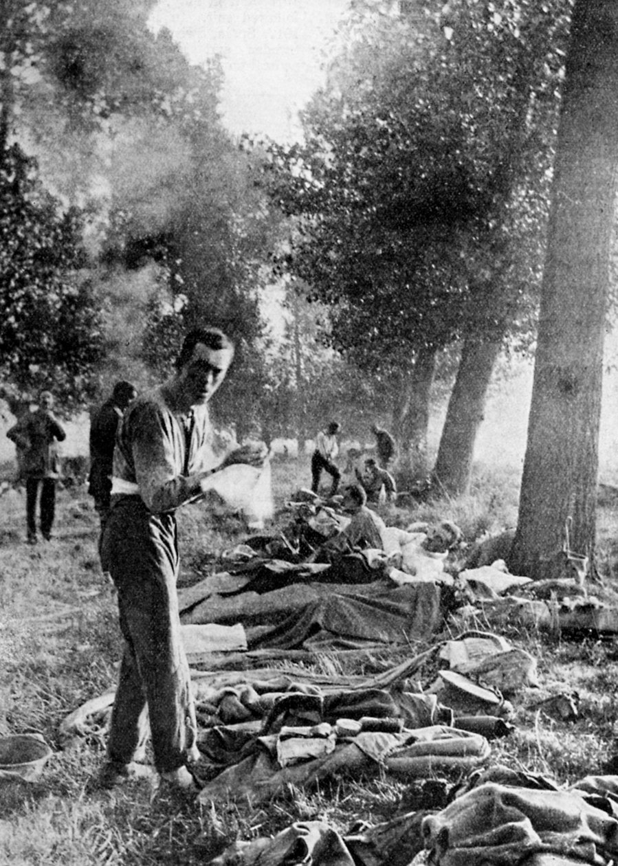 11:e husarer bivackerade vid Champs efter reträtten från Mons, september 1914 1935 av Unbekannt