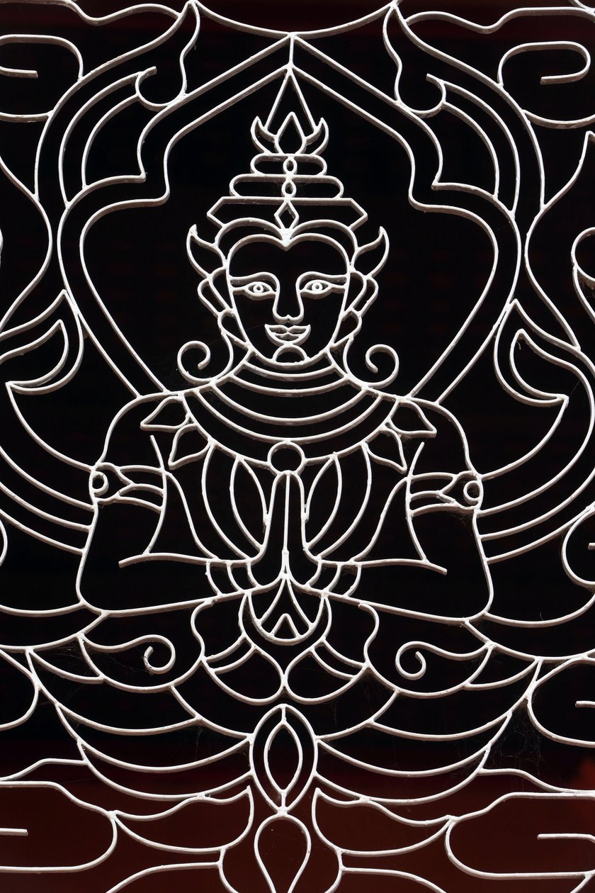 20151028, Vientiane, Laos: Wat Ong Teu buddhisttempel. En gudinna dekorerar ett fönster av Unbekannt