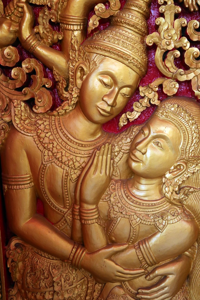 20151028, Vientiane, Laos: Wat Ong Teu buddhisttempel. Dörröppningssnideri som visar scen från Ramayana av Unbekannt