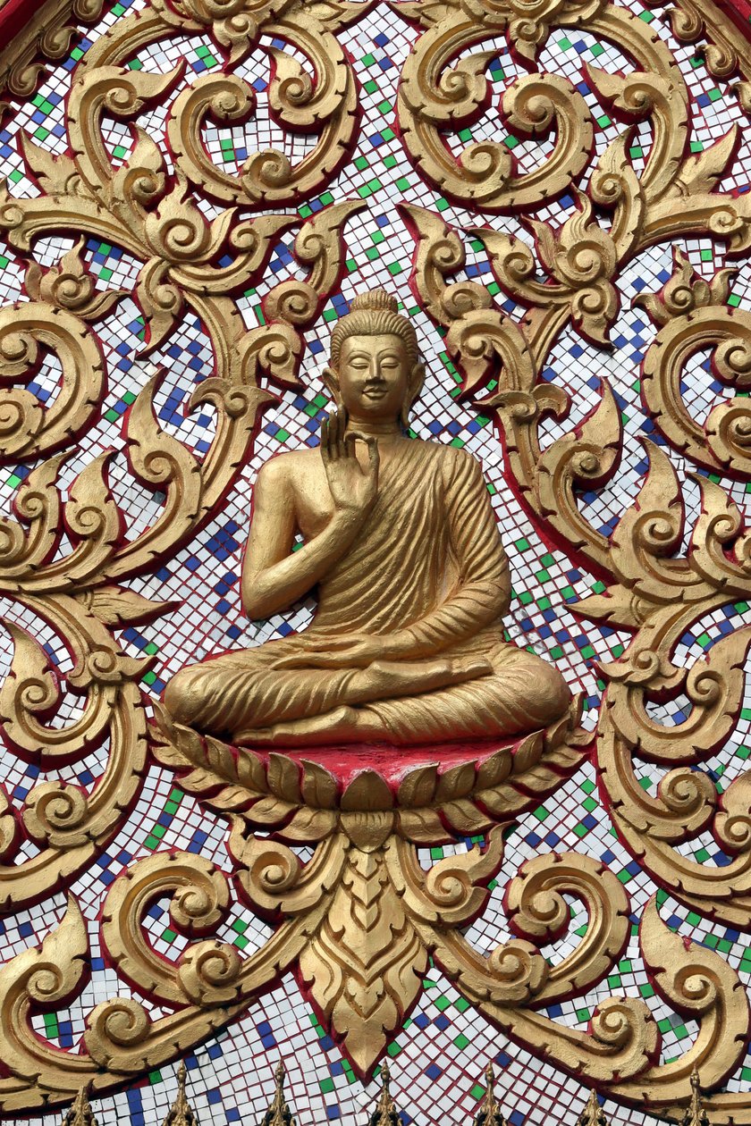 20151102, Vang Vieng, Laos : Entrédörr prydd med guldreliefer. The Teaching Buddha skildrar ett speciellt ögonblick i Buddhas liv, nämligen den första predikan som Buddha höll efter att ha nått upplysningen av Unbekannt
