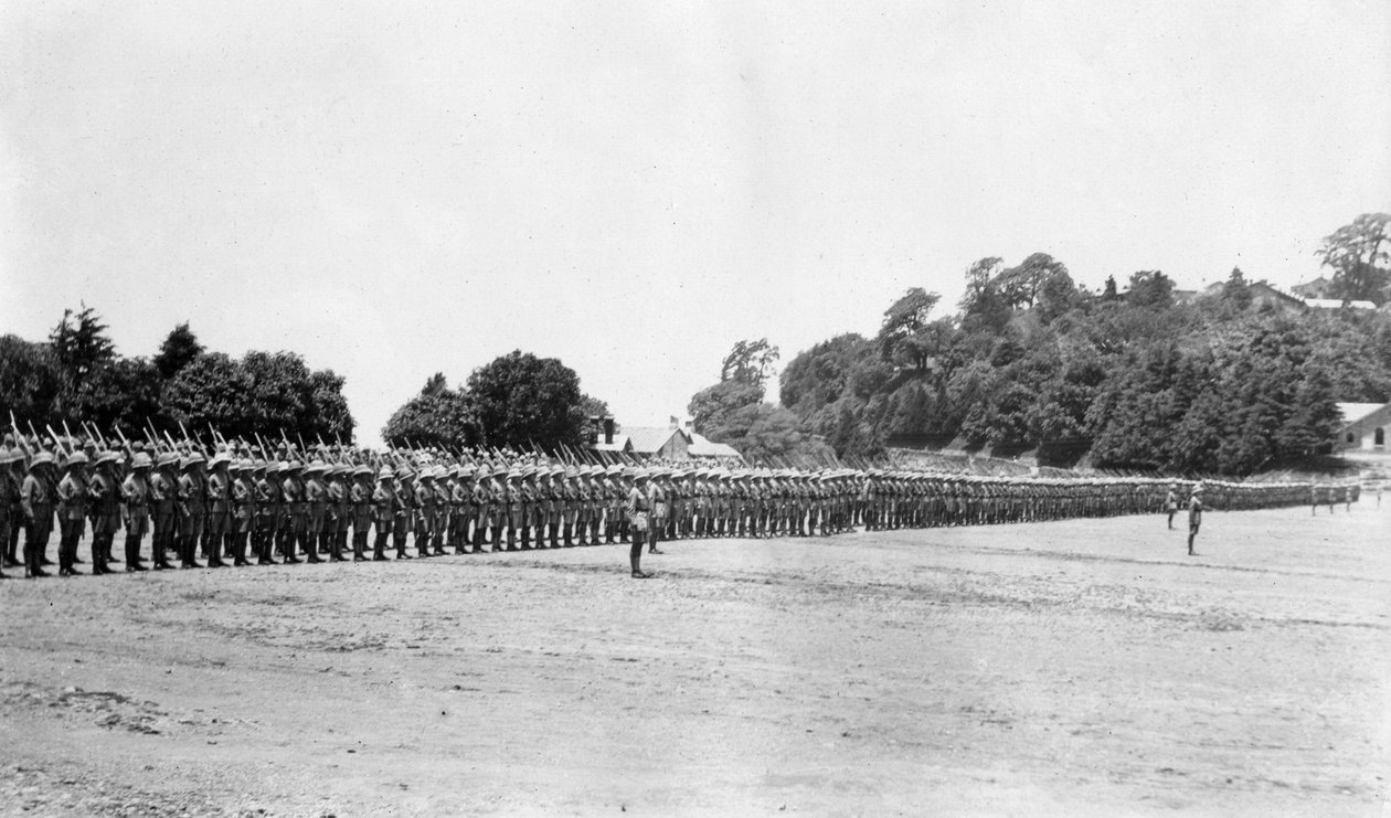5:e bataljonen East Surrey regemente på parad, Chakrata, 1917 av Unbekannt