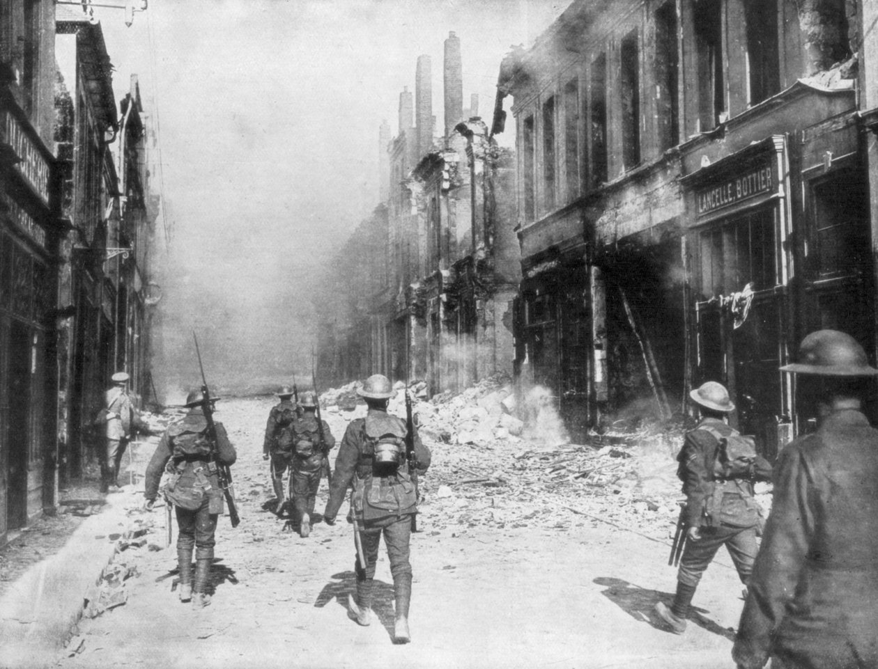 En brittisk armépatrull, Cambrai, Frankrike, första världskriget, 9 oktober 1918 av Unbekannt