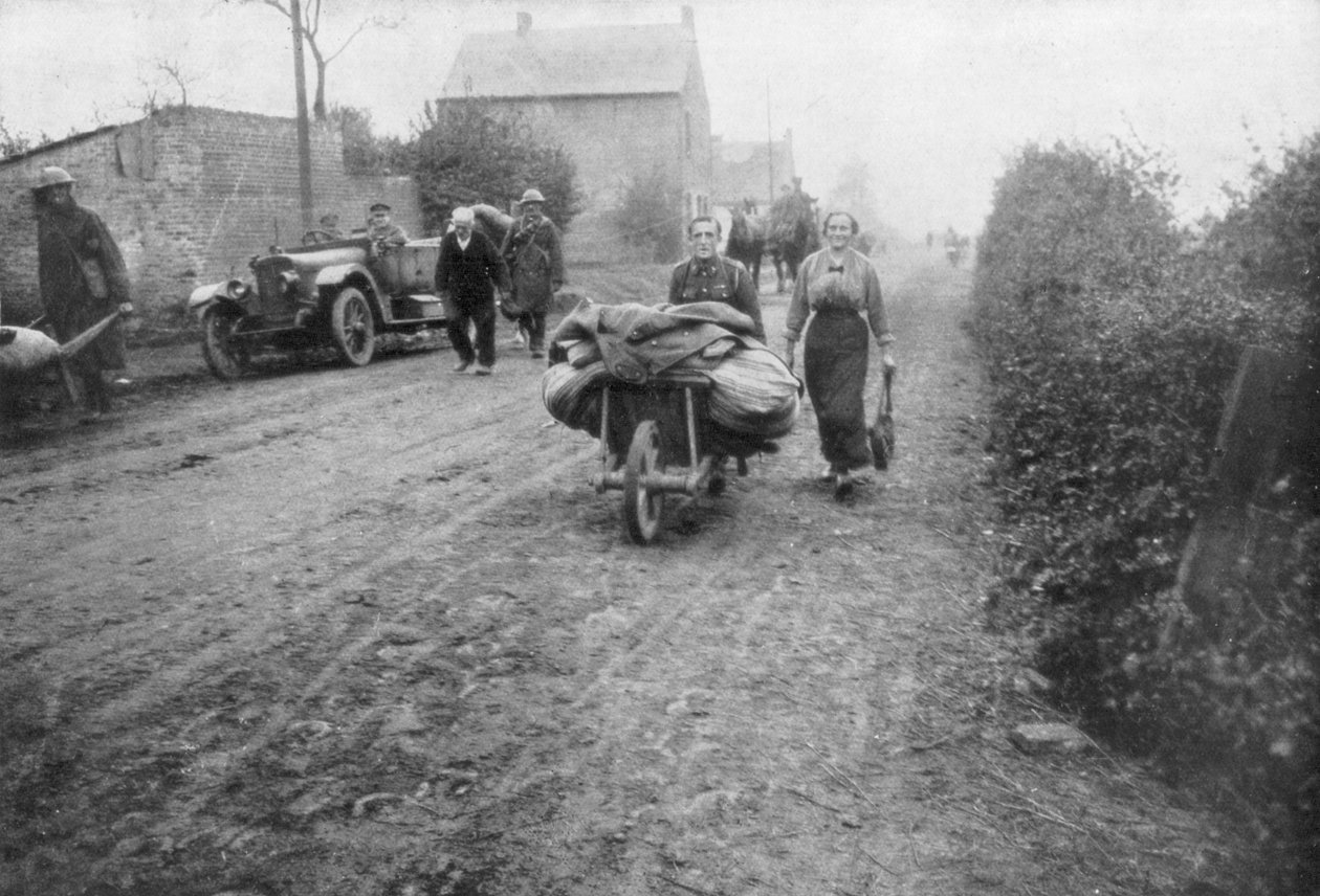 En brittisk soldat hjälper en kvinna att återvända till sin by, Frankrike, 1918 av Unbekannt