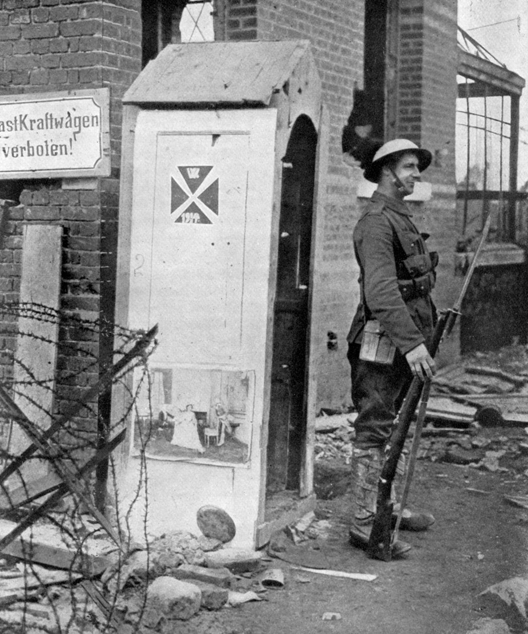 En brittisk soldat i vaktpost efter Peronnes fall, Frankrike, första världskriget, 1917, c1920 av Unbekannt