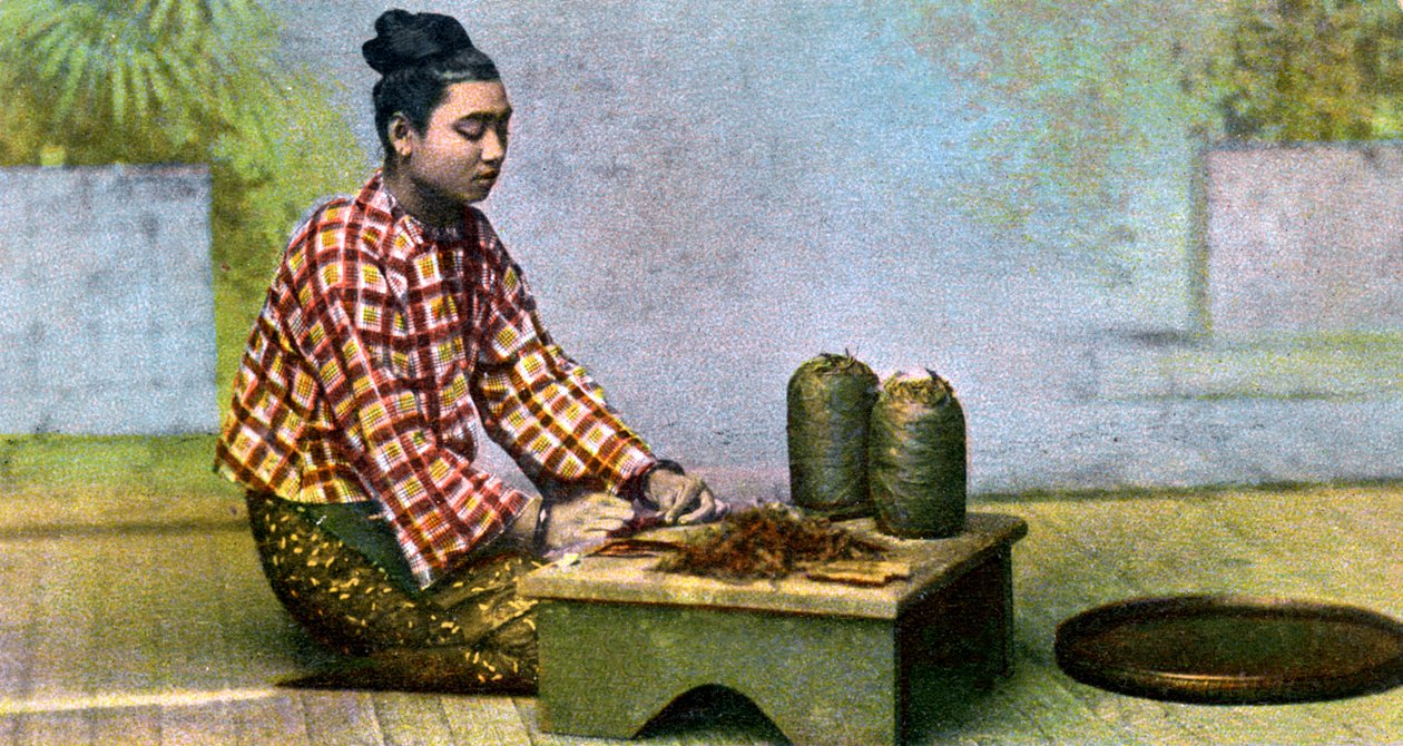 En burmesisk kvinna som gör cigarrer, c1900-talet av Unbekannt