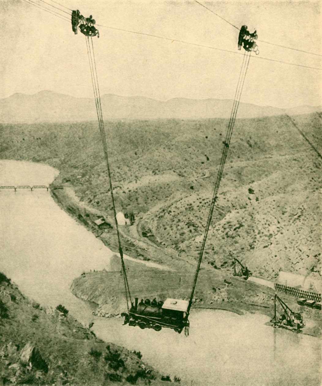 En entreprenörsmotor som svängs över en kanjon, Rio Grande River, New Mexico, 1930. av Unbekannt
