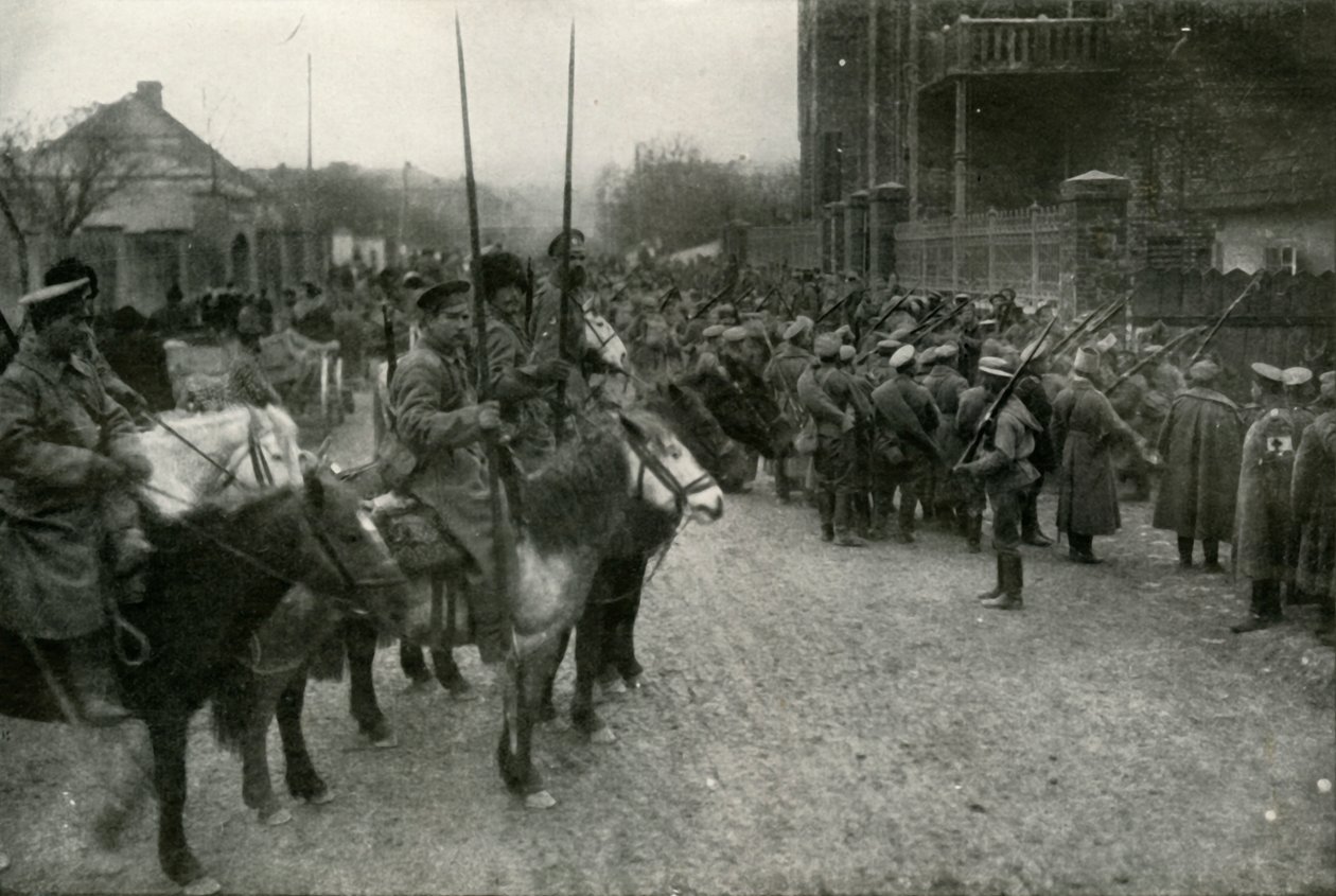 En kosackpatrull och ryskt infanteri, 1919. av Unbekannt