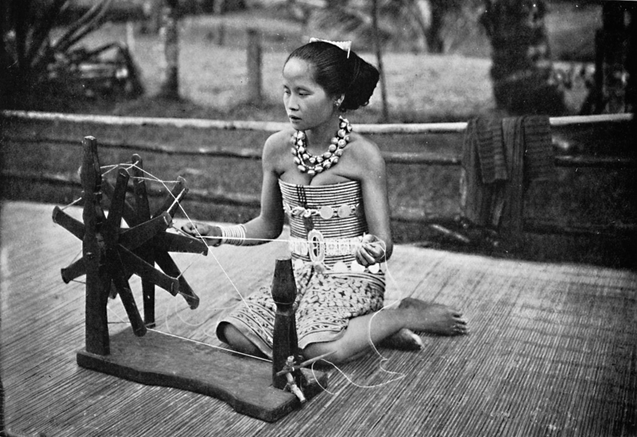 En Dayak-flicka vid sitt snurrande hjul, 1902 av Unbekannt
