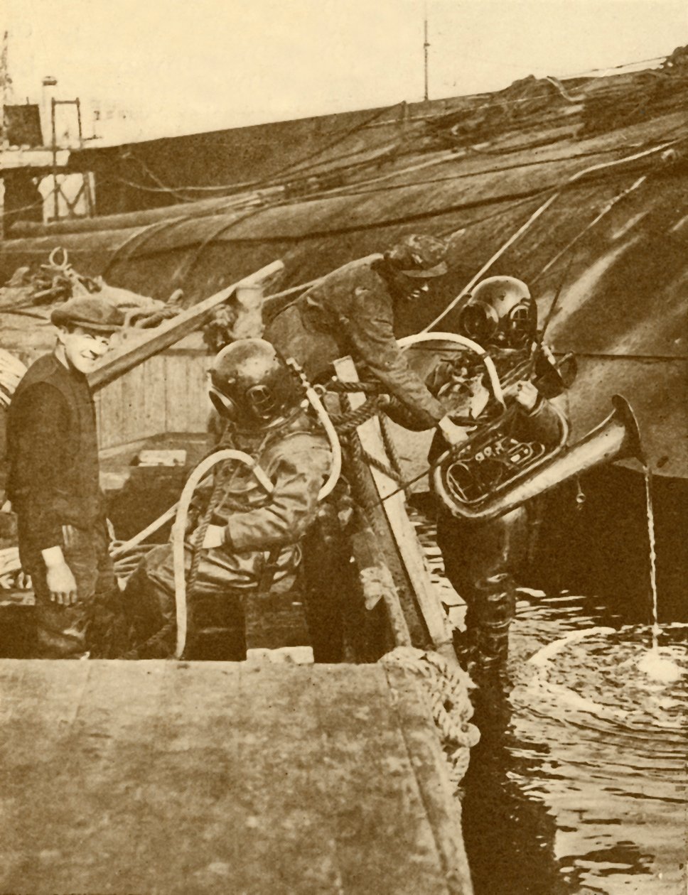 En dykare med euphonium och svärd från den tyska Kaiser Scuttled at Scapa, c1930. av Unbekannt