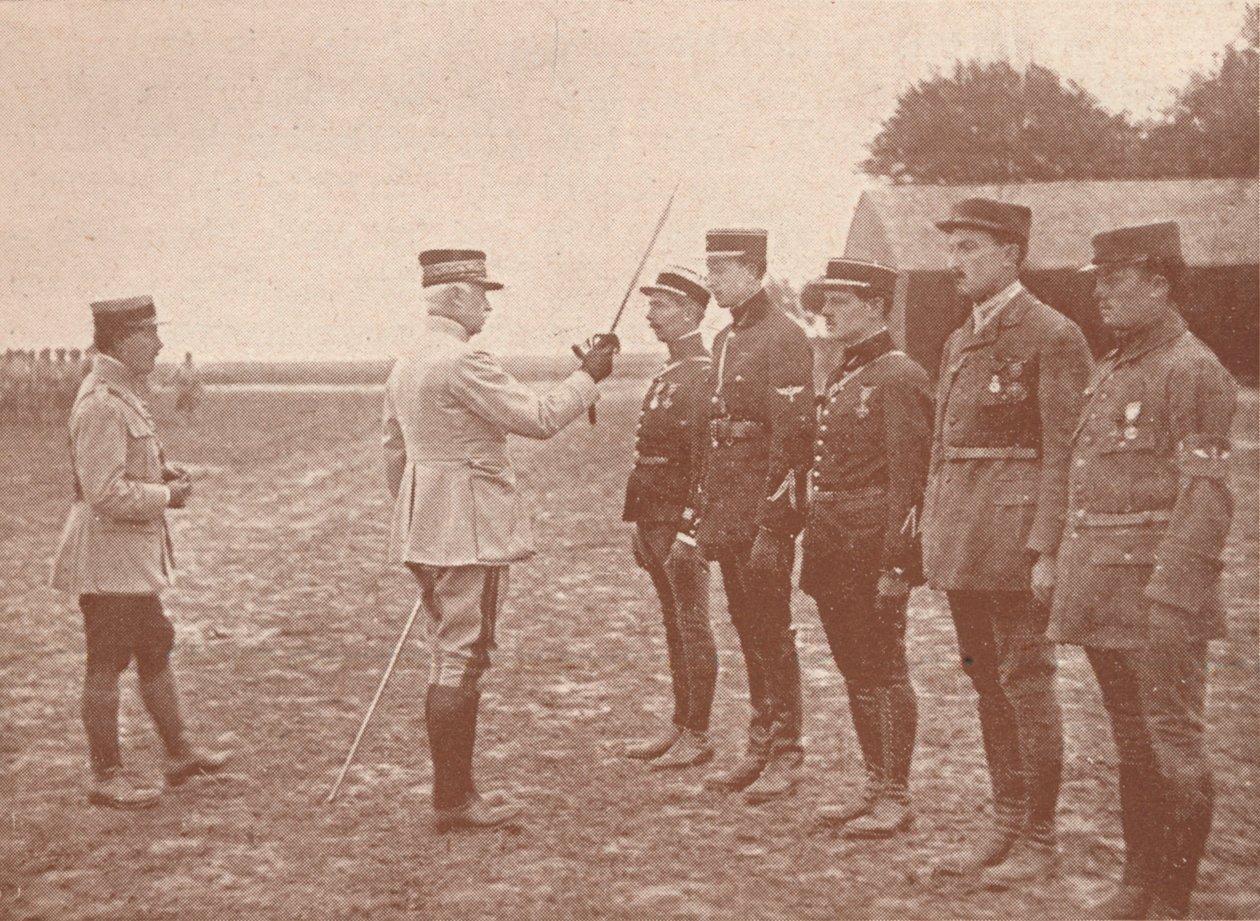 En fransk general som delar ut dekorationer till flygare, c1918 1919 av Unbekannt
