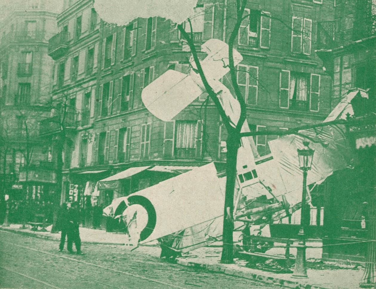 Ett franskt flygplan går ner på en gata i Paris, c1917 1919 av Unbekannt