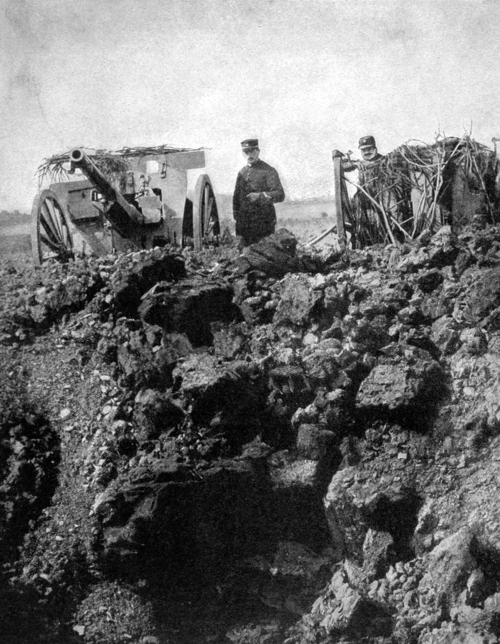 Ett franskt batteri av 75:e har en trång flykt, första världskriget, 1915 av Unbekannt