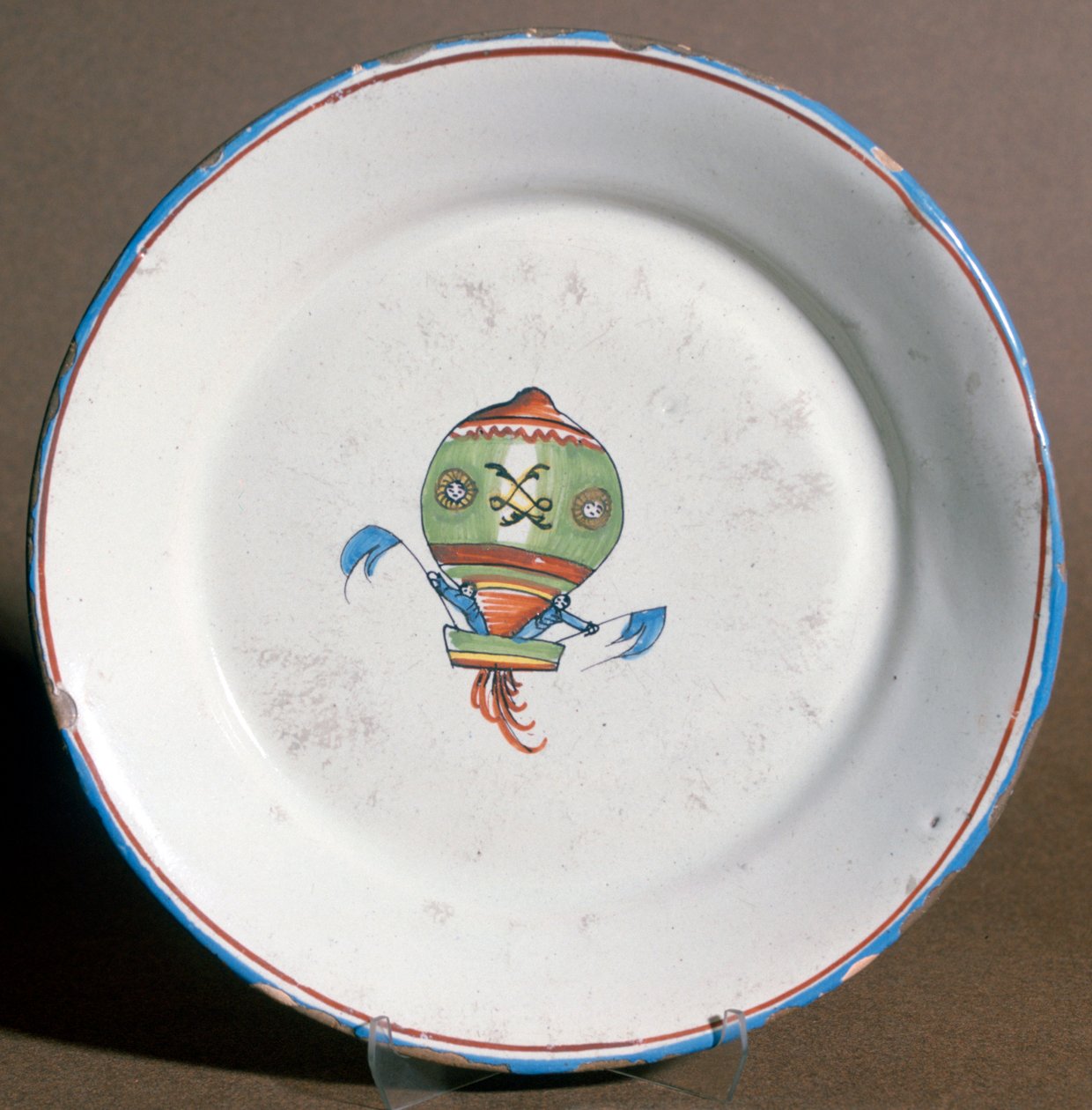 En fransk fajansplatta med aeronauter med flaggor, 1785 av Unbekannt