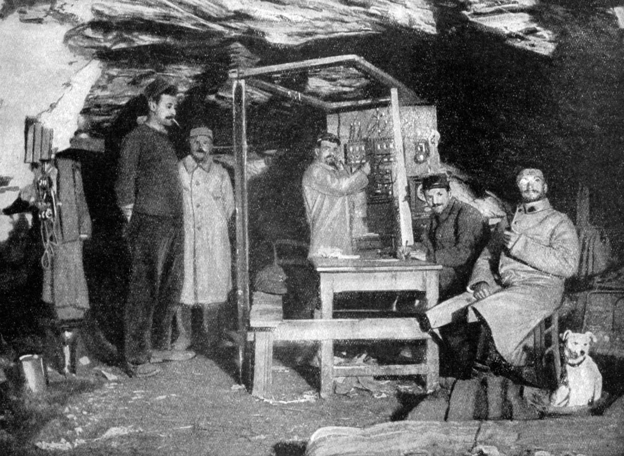 En fransk telefonpost i en grotta, Frankrike, första världskriget, 1915 av Unbekannt