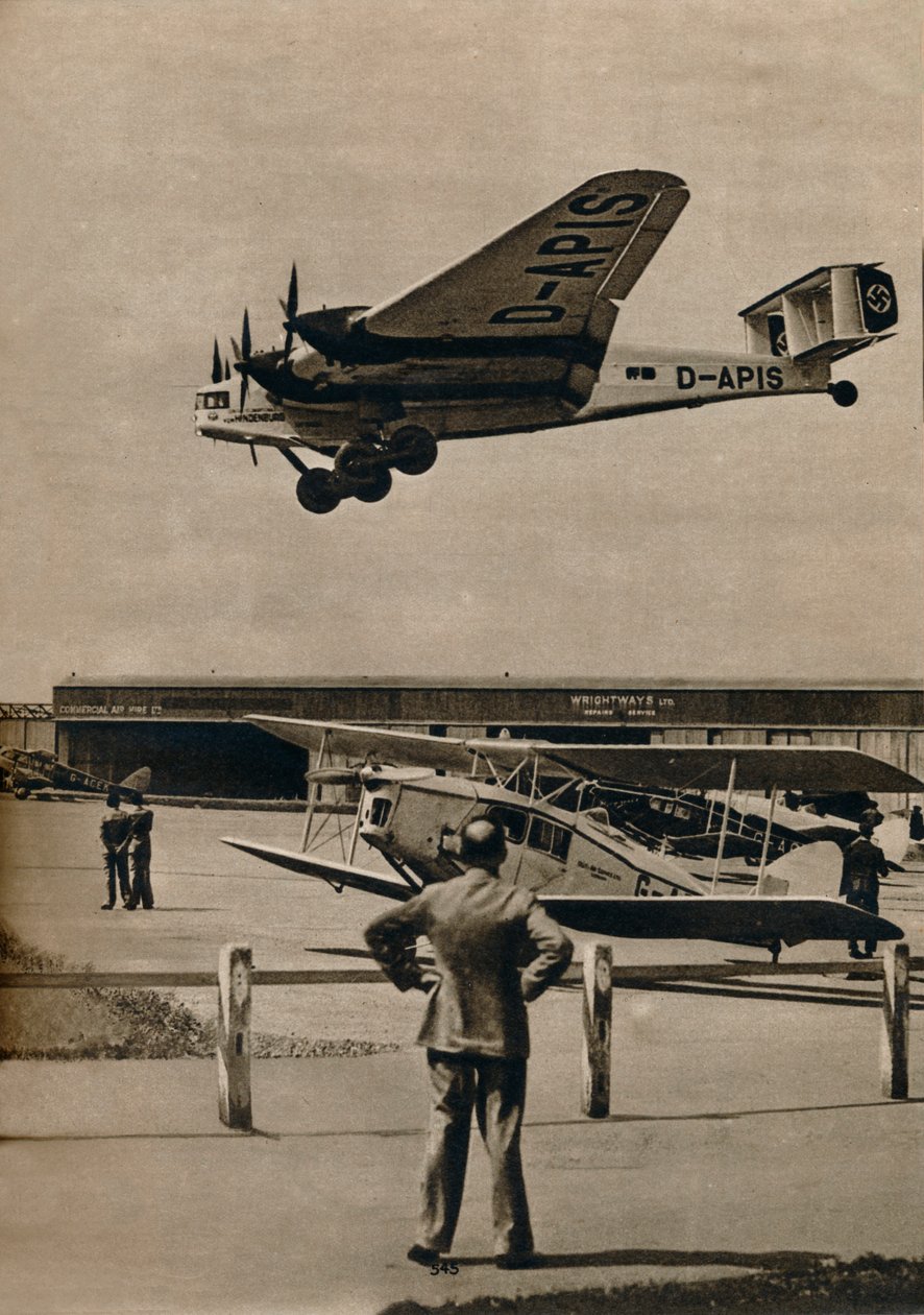 Ett tyskt Junkers-flygplan som anländer till Croydon Airport, c1934 c1937 av Unbekannt