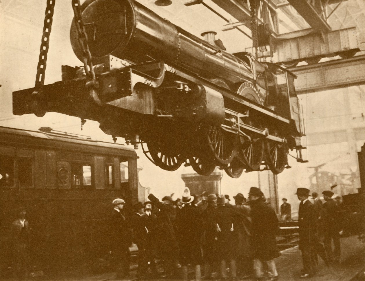 En Great Western riddare monterad för inspektion av folkskolepojkar som besöker Swindon, c1930. av Unbekannt