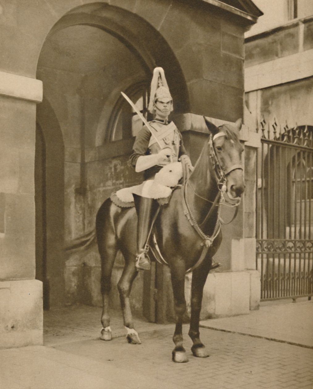En levande staty i Whitehall: The Lifeguards Sentry, c1935. av Unbekannt