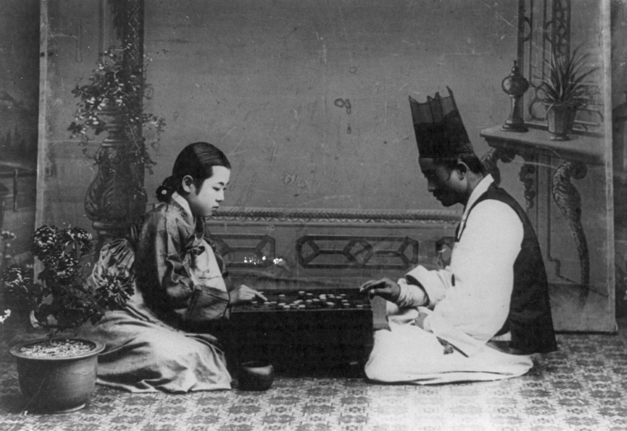 A Man and a Woman Playing a Game of Baduk eller 