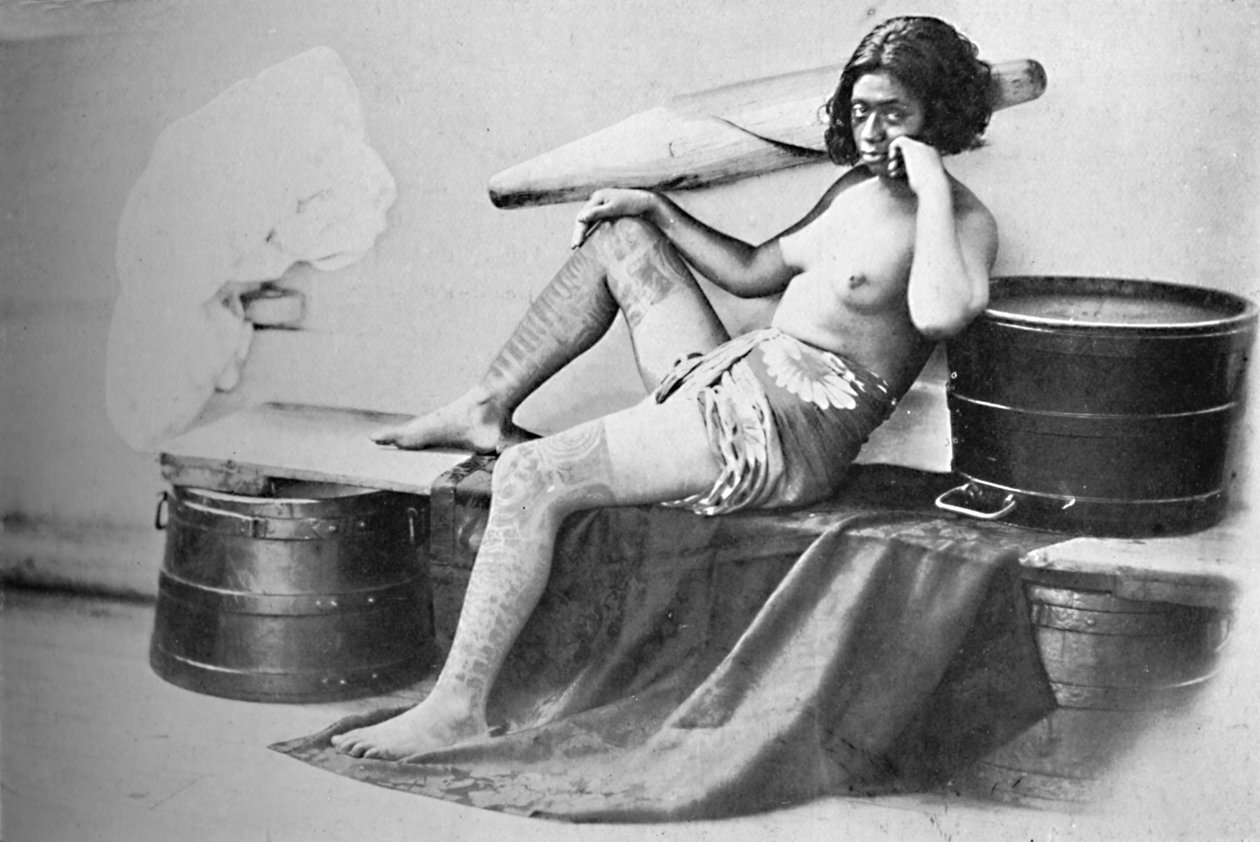 En Marquesa-kvinna med den nedre delen av benen helt tatuerad, 1902 av Unbekannt