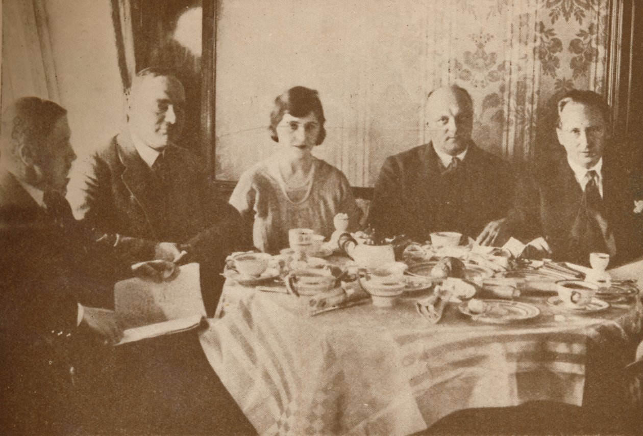 En måltid ombord på Graf Zeppelin medan han flyger över Atlanten, 1927 av Unbekannt