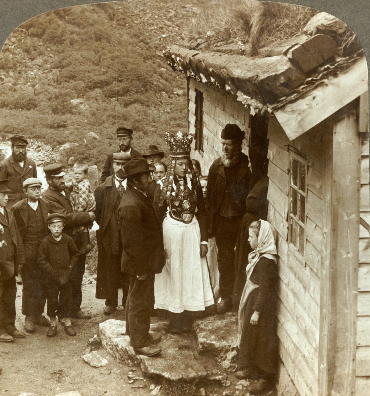 Ett brudpar från Nordfjord med gäster och föräldrar vid husdörren, Brigsdal, Norge, c1905. av Unbekannt