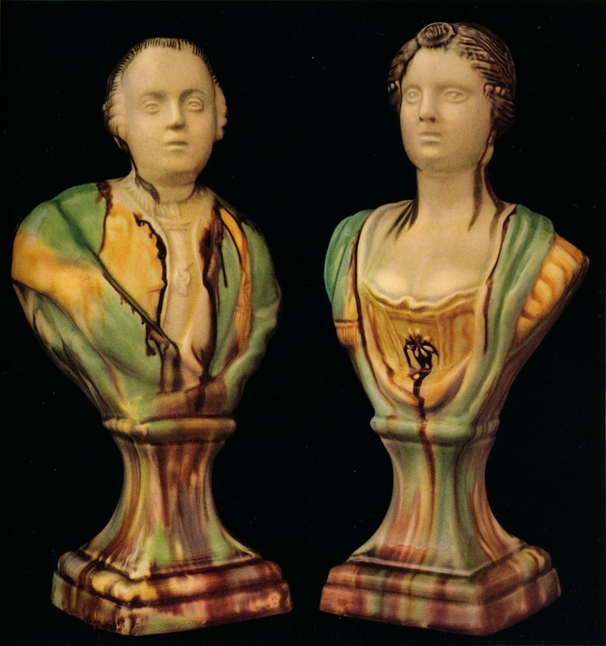 Ett par byster i lergods från Staffordshire som föreställer kung George III och drottning Charlotte, med Tr av Unbekannt