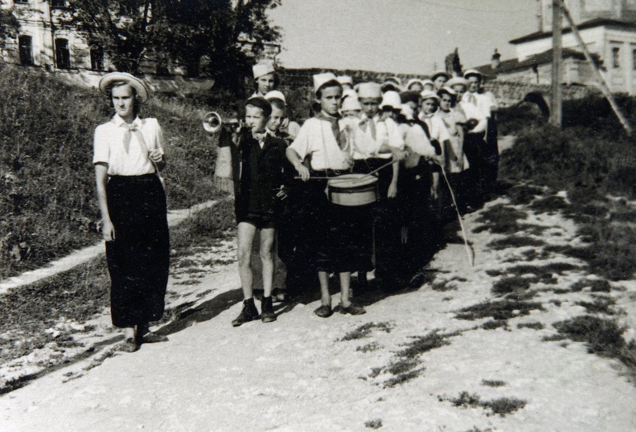 En pionjärenhet vid All-Union Young Pioneer Camp Artek, Gurzuf, Krim, USSR, 1930-talet av Unbekannt