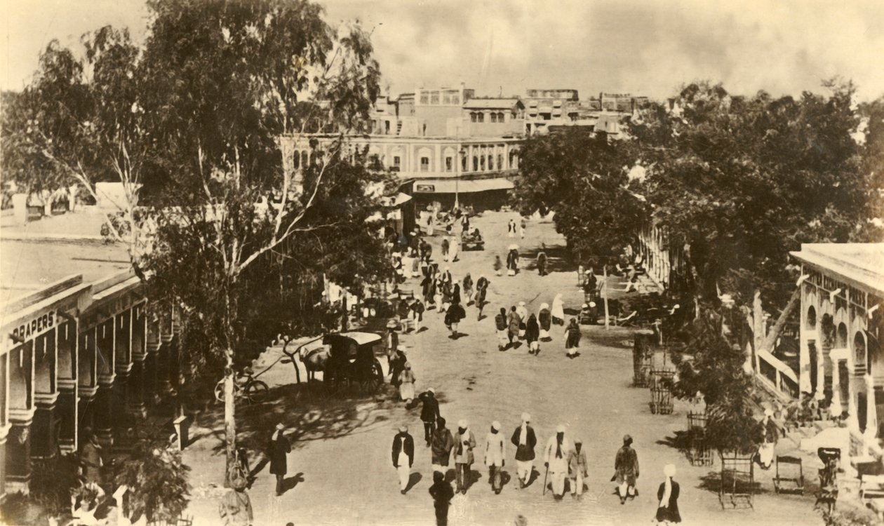 En del av Sadar Bazar, Rawalpindi - Tagen från Massy Gate, c1918-c1939. av Unbekannt
