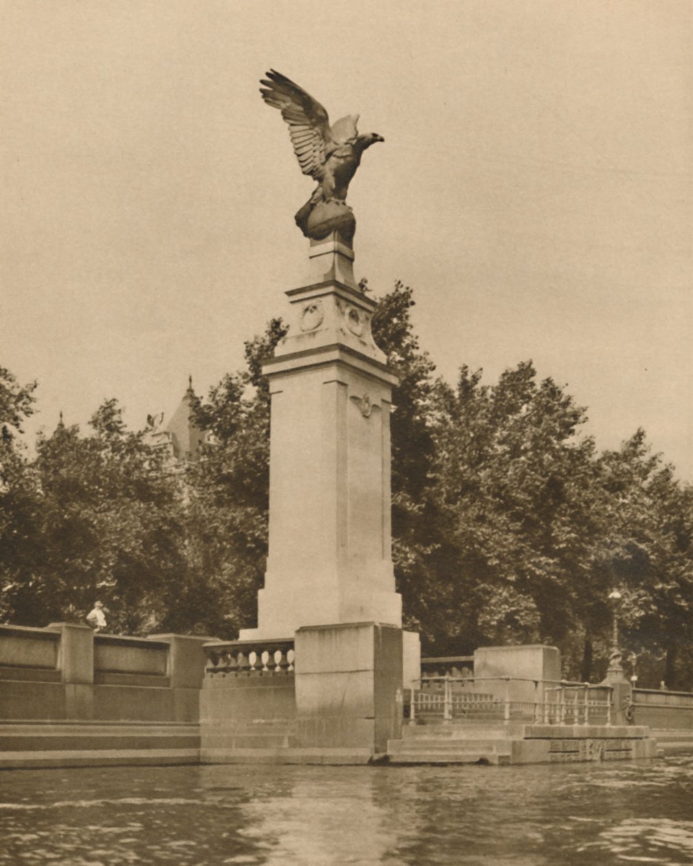 En romersk örn symboliserar på ett passande sätt de flygande männen från det stora kriget, c1935. av Unbekannt