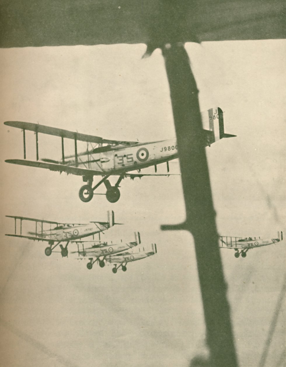 En skvadron från Royal Air Force Flying in Formation, 1927 av Unbekannt
