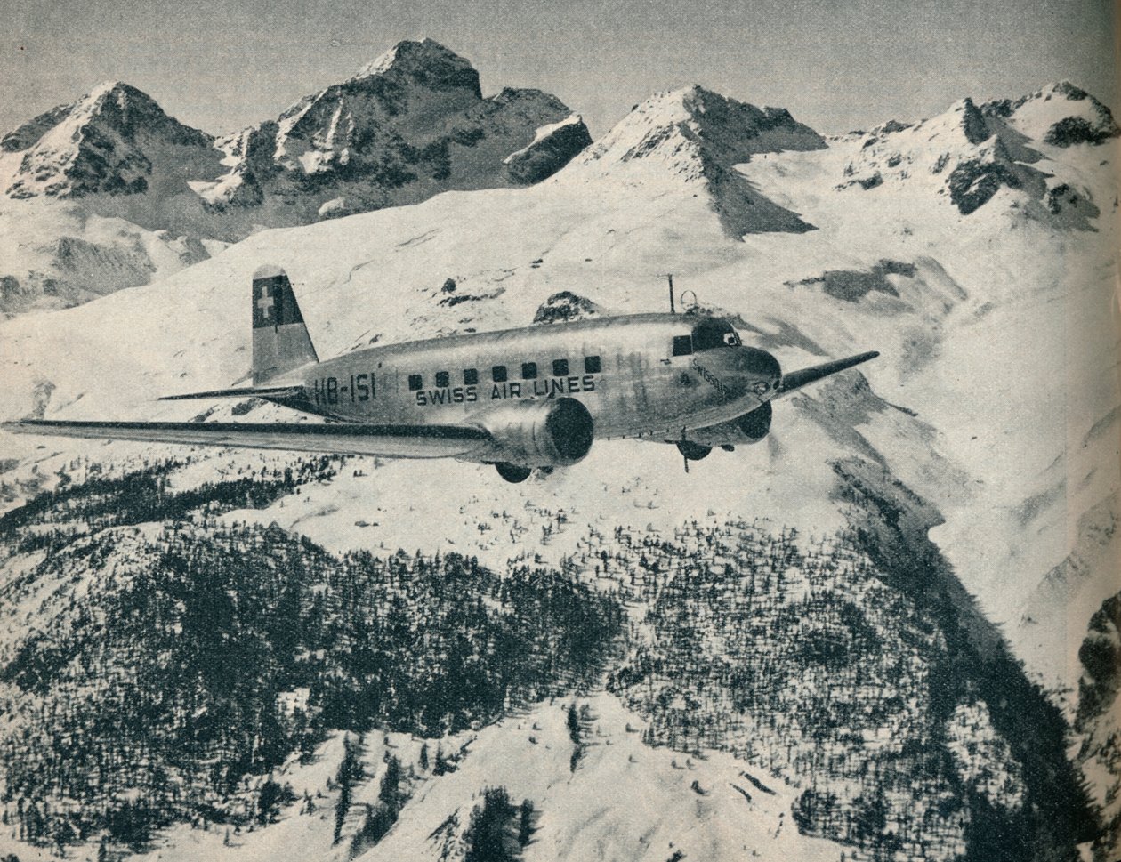 Ett Swissair-plan som flyger nära St Moritz Aerodrome, Schweiz, c1936 c1937 av Unbekannt