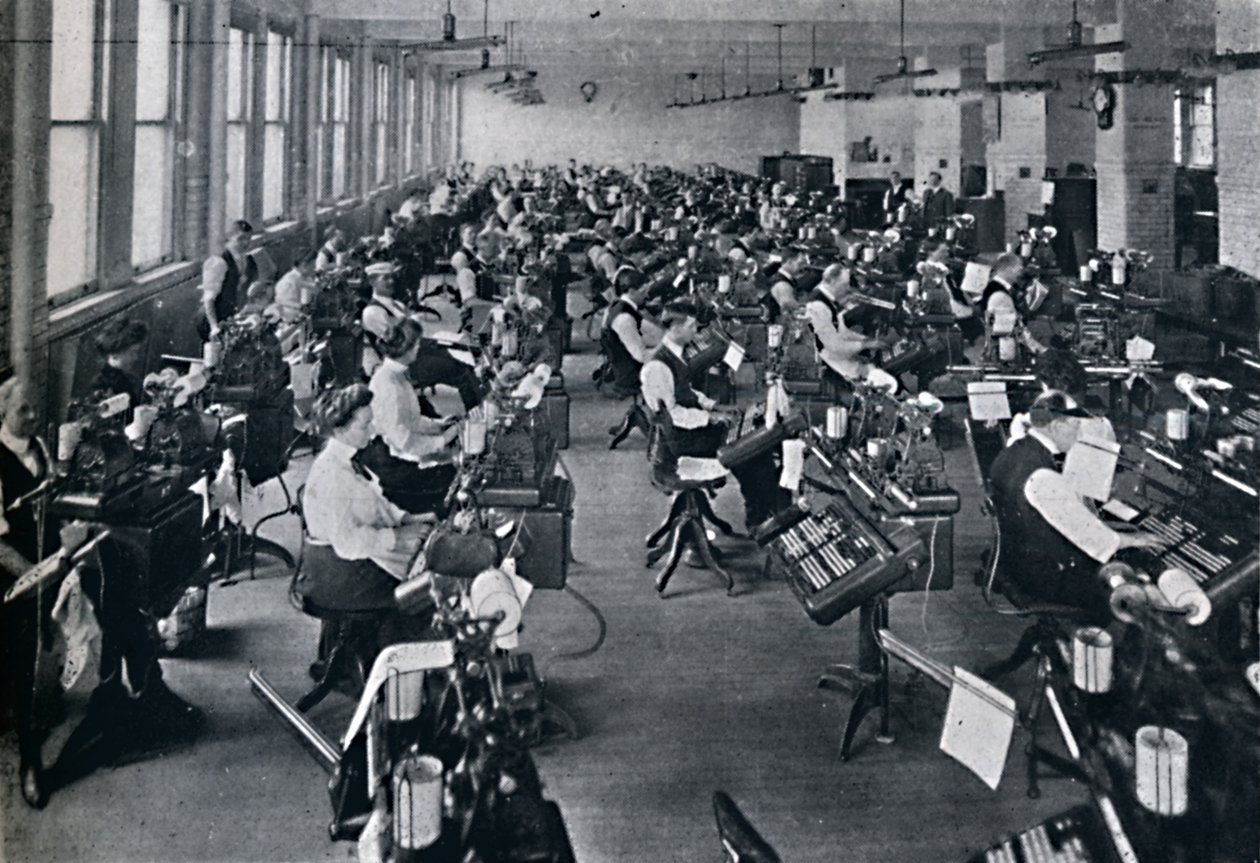 En vy av världens största batteri av komponerande maskiner, 1916 av Unbekannt