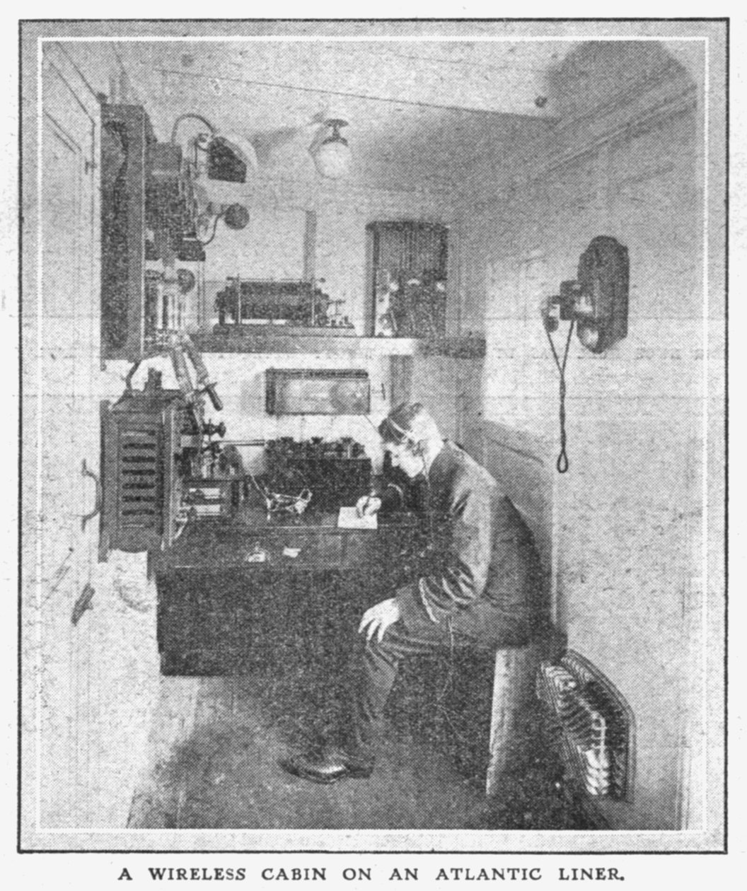 En trådlös hytt på en Atlantliner, 20 april 1912. av Unbekannt