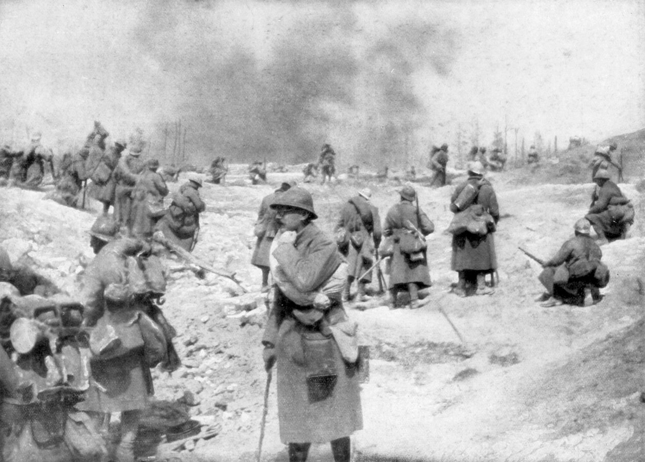 En bataljon närmar sig fronten, Mont Pertois, Frankrike, första världskriget, 20 april 1917 av Unbekannt
