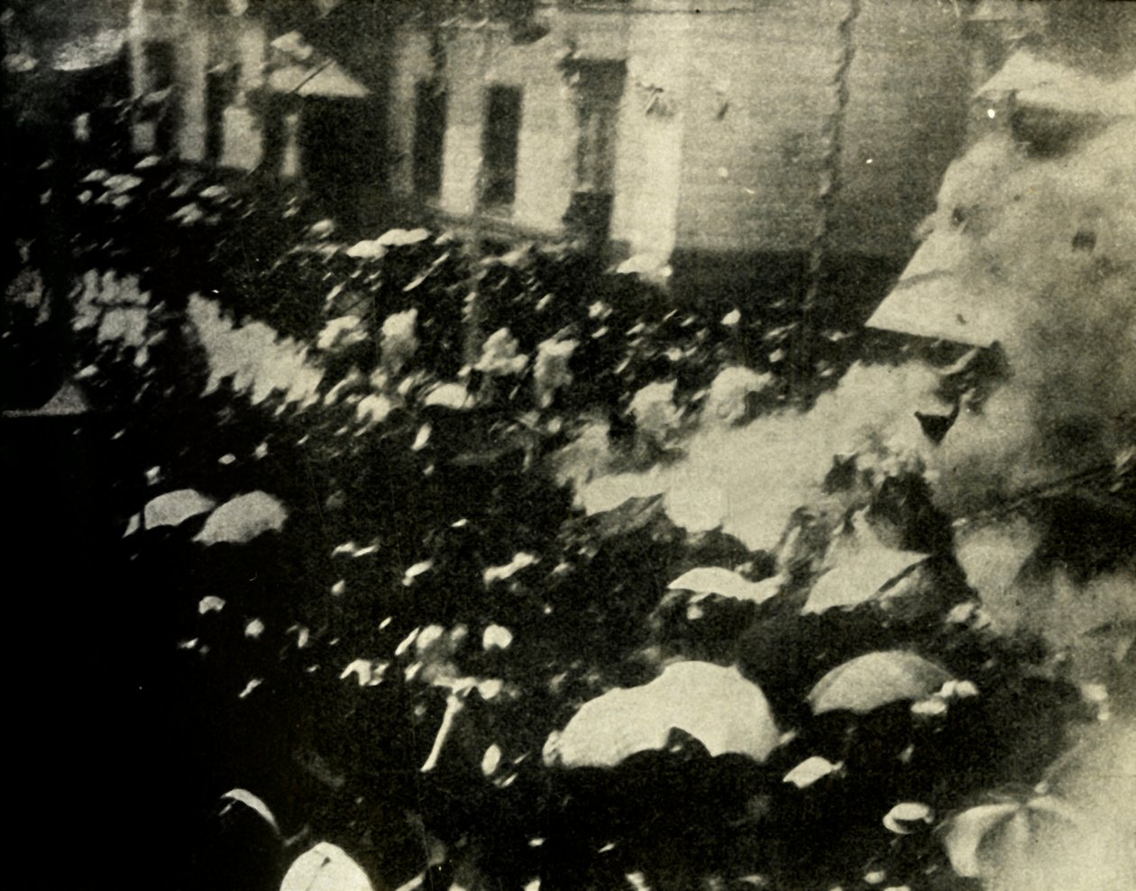 En bomb exploderar på dagen för kungen och drottningen av Spaniens bröllop, Madrid, 1906, 1910. av Unbekannt